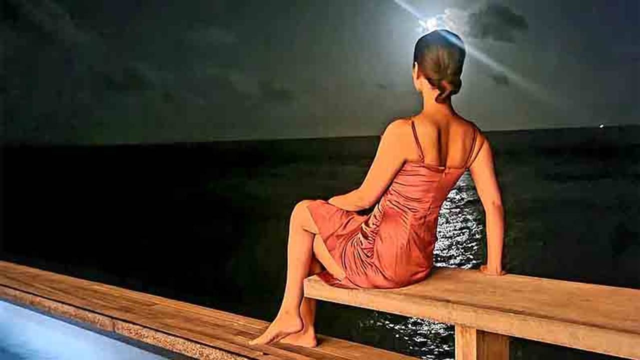 Rukmini Maitra: সেই রাতে রাত ছিল পূর্ণিমা...’ কালো সমুদ্রের সামনে একাকীত্বের মুখোমুখি রুক্মিণী...