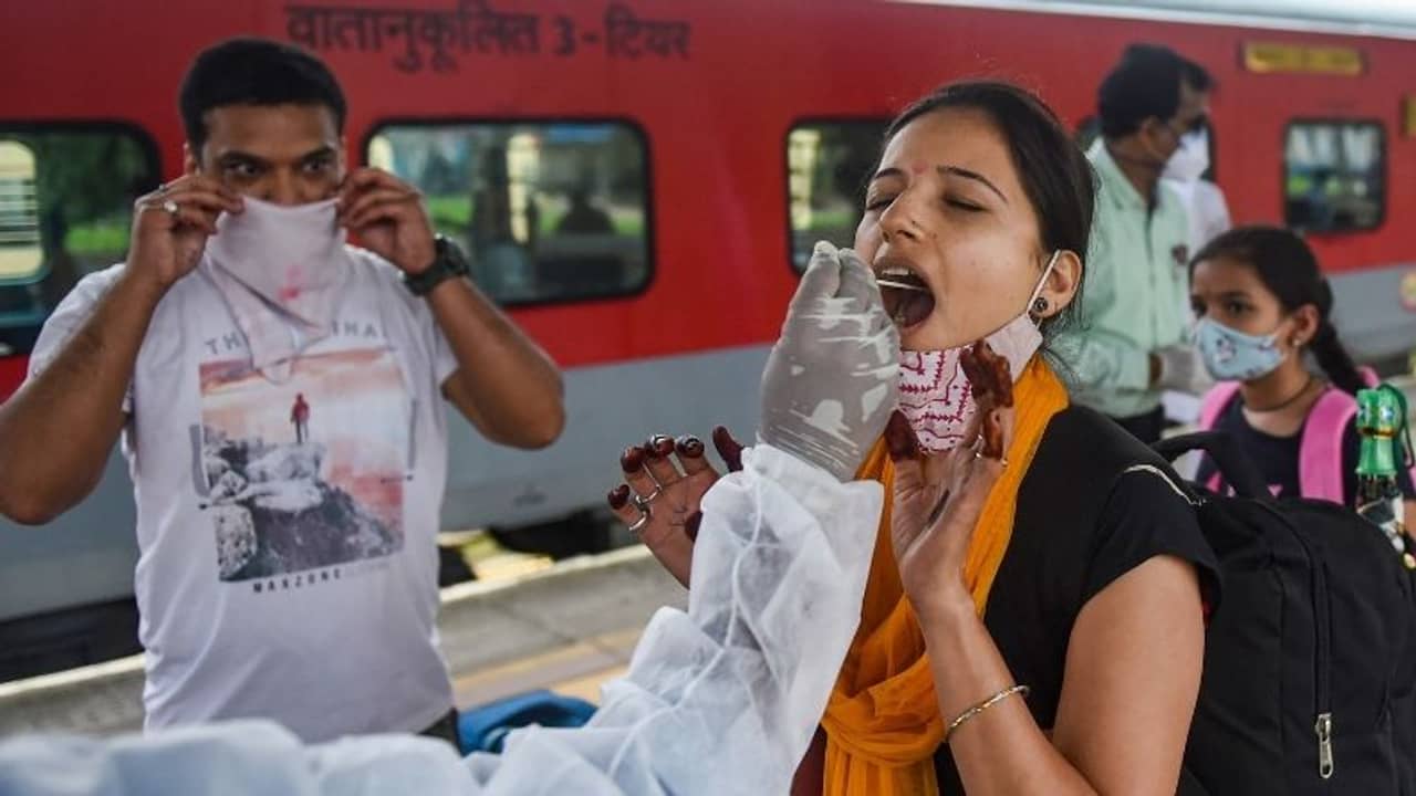 চালু হচ্ছে না লোকাল ট্রেন, রাজ্যে ফের বাড়ল করোনার বিধি-নিষেধ