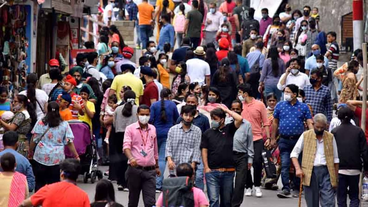 ফিরে এসে সংক্রামিত করবেন অন্যদের, পর্যটকদের নিয়েই মাথা ব্যাথা কেন্দ্রের