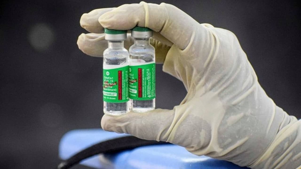 অপেক্ষা কেবল সবুজ সংকেতের, চেয়েও ভারতে ভ্যাকসিন পাঠাতে পারছে না আমেরিকা