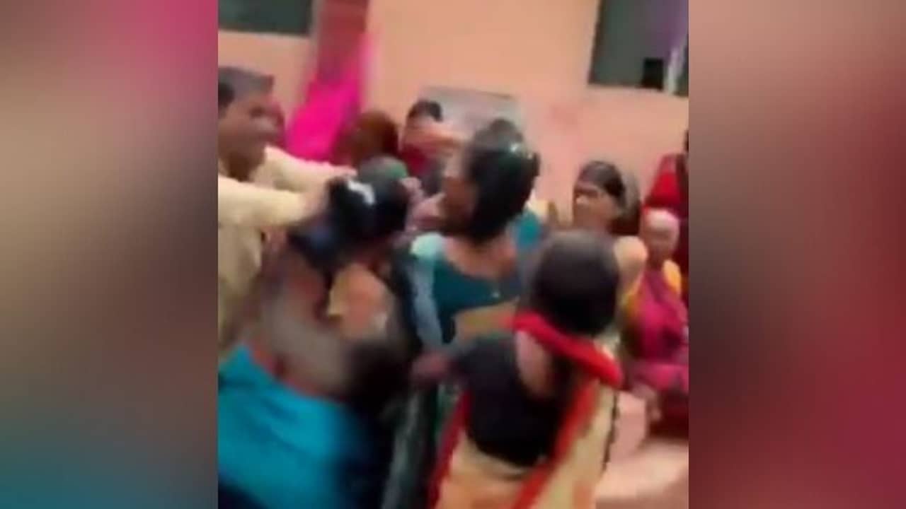 টিকাকেন্দ্র তো নয়, এ যেন কুস্তির আখাড়া! মহিলাদের চুলোচুলিতে চক্ষু চরকগাছ নেটাগরিকদের