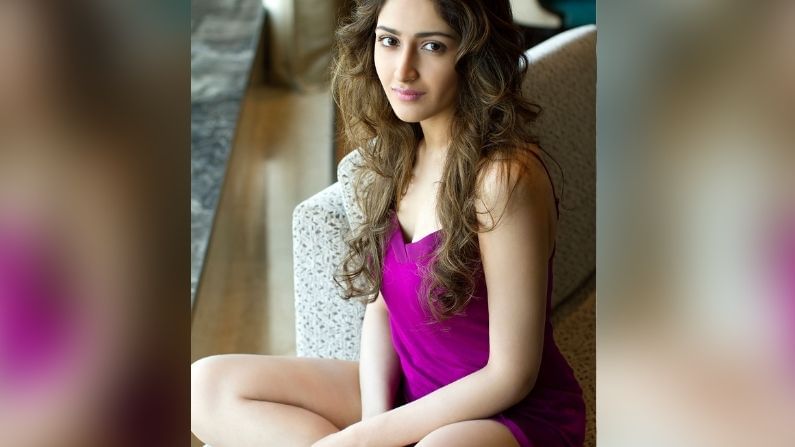 সায়েশা সেহগল- অনেক দক্ষিণী ছবিতে দেখা গিয়েছে তাঁকে। তিনি সুমিত সায়গল এবং শাহিন বানুর মেয়ে। শাহিন বানু শায়রা বানুর ভাইয়ের সন্তান। সায়েশা সম্পর্কে দিলীপ কুমারের নাতনি।