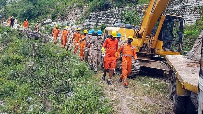 লাগাতার ধস নেমেই চলেছে কিন্নরে, থমকে উদ্ধারকার্য, আরও ৪টি দেহ উদ্ধারে মৃতের সংখ্যা পৌঁছল ১৭-এ