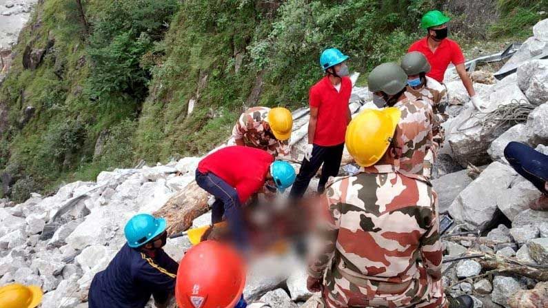 দুর্ঘটনাস্থলেই ফের নামল ধস, লাগাতার পাথর বৃষ্টিতে ১ ঘণ্টারও বেশি সময় ধরে থমকে উদ্ধারকার্য