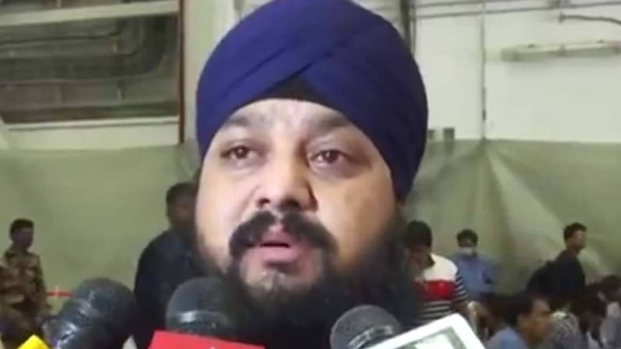 ২০ বছরের সবকিছু ফেলে এসেছেন দেশে, ভারতে পৌঁছে চোখের জল বাধ মানছে না আফগান নেতার