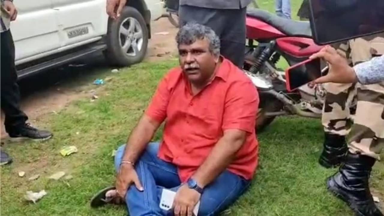 আমার অপরাধ কী? তৃণমূলের প্রবল বিক্ষোভের মুখে রাস্তাতেই বসে পড়লেন জিতেন্দ্র!