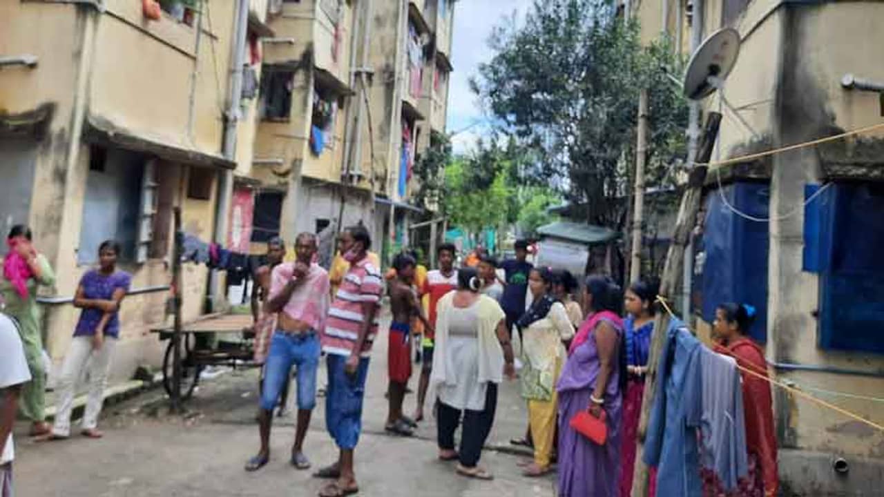 ফাঁকা বাড়িতে ঘরে ছেলে ঢোকায় মেয়ে, বাবাকে জানাতে গিয়েই বিপত্তি! ঝলসে গেলেন প্রতিবেশীরা