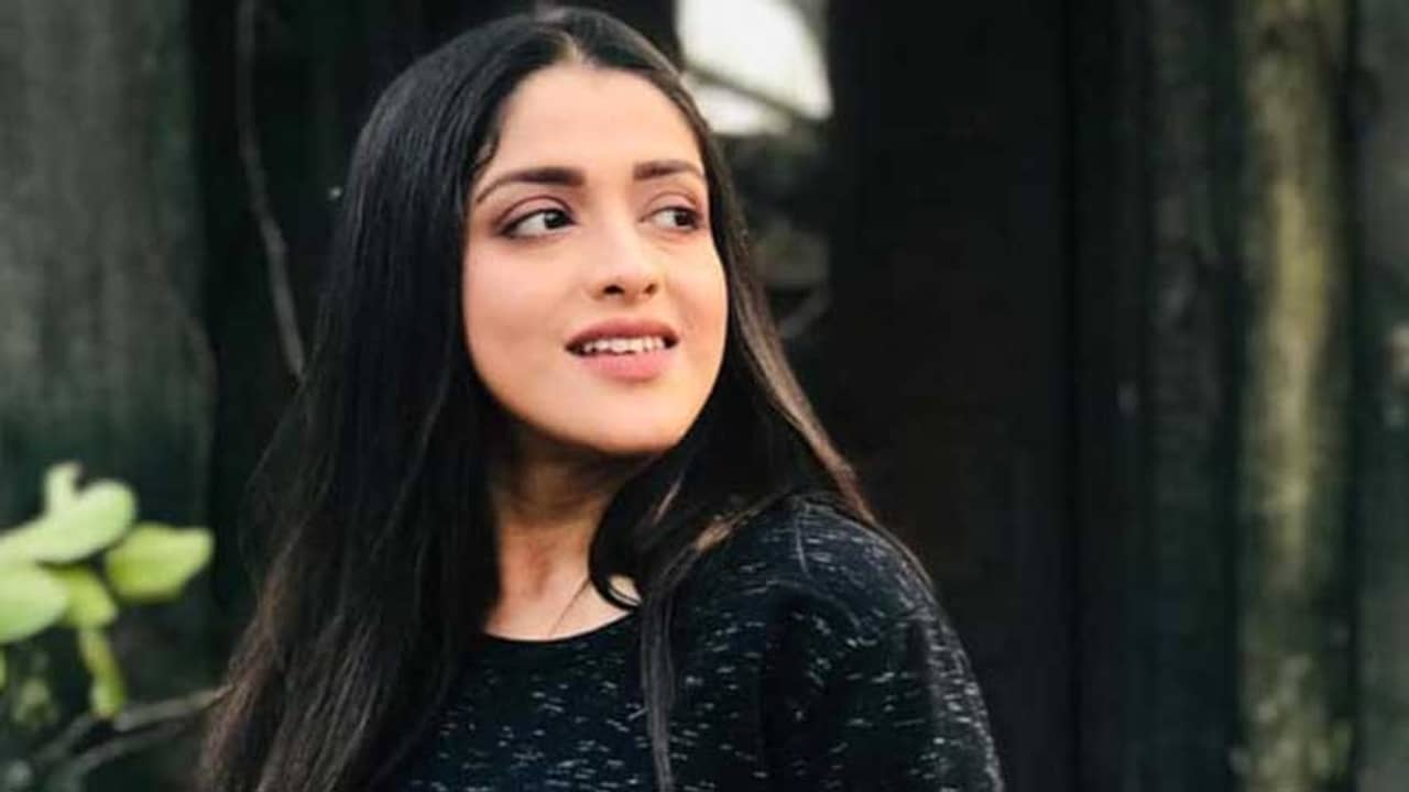 ‘টেলিভিশনে কাজ করব না’, সোশ্যাল মিডিয়ায় নিজেকে এলিট প্রমাণ করতে বলছেন অনেকে, দাবি অনিন্দিতার