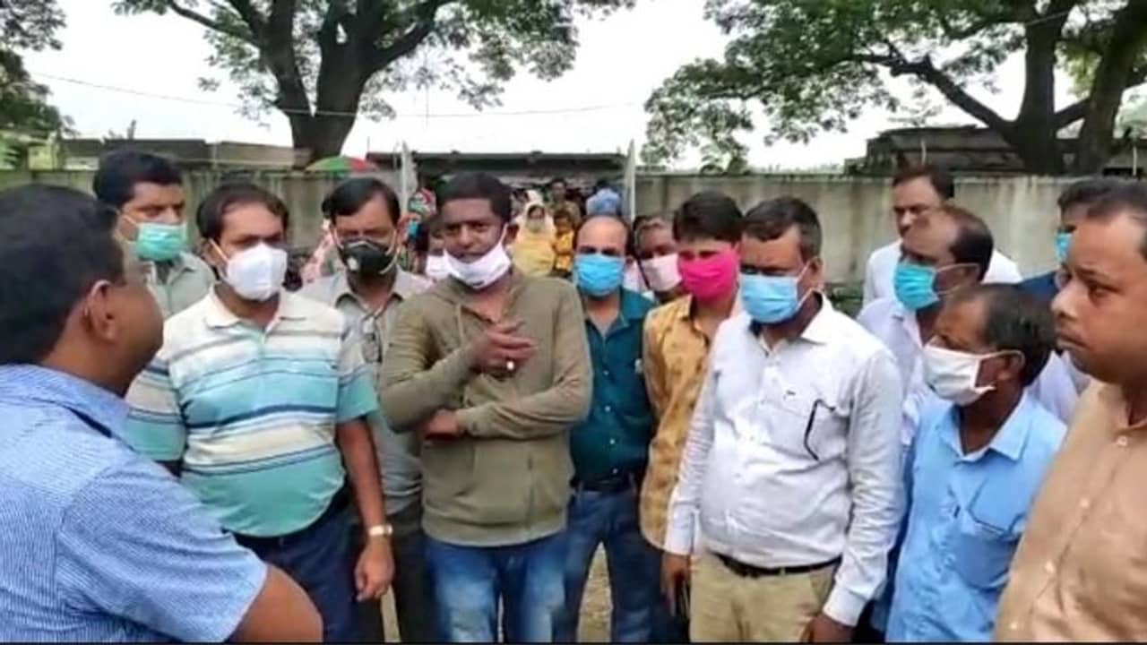 আমরা আর দুয়ারে সরকারে কাজ করব না, বিডিও-র বিরাশি শিক্কার চড়ে চোখ ছলছল কর্মীর