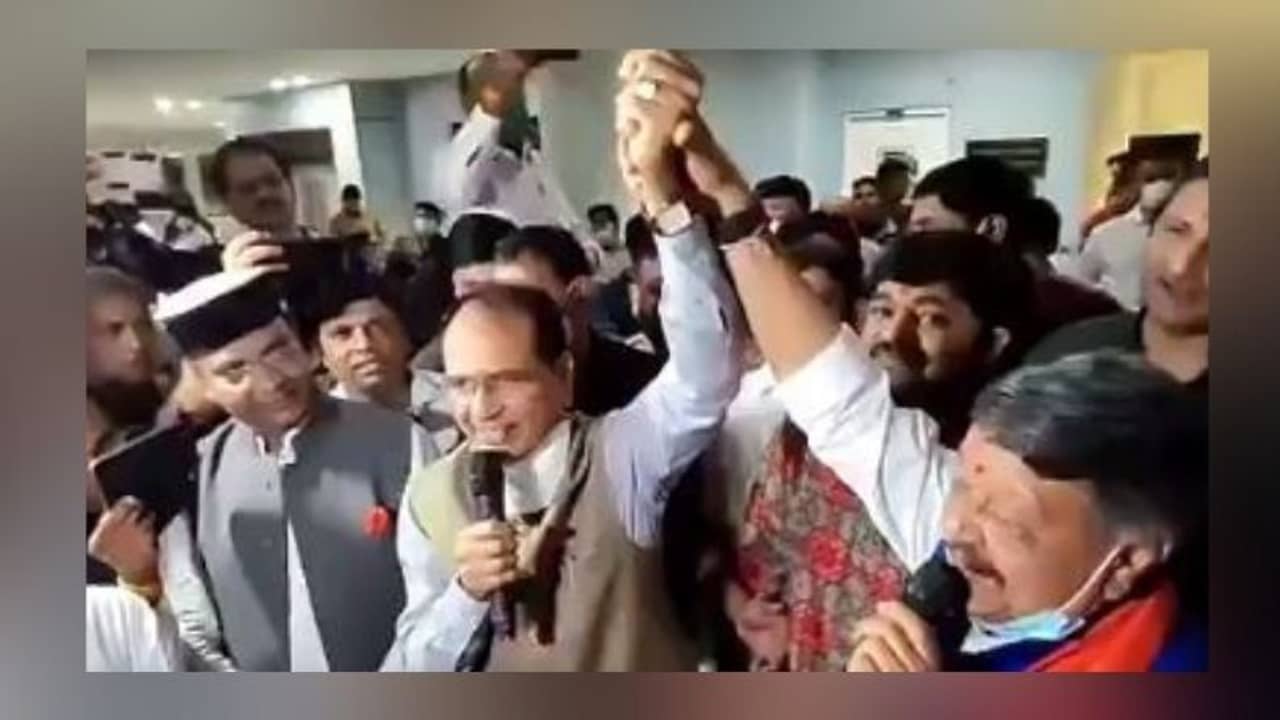 ভাঙলেন নেতা-মন্ত্রীর ইমেজ, কৈলাশ-শিবরাজ গলা জড়িয়ে গাইলেন ইয়ে দোস্তি হাম নেহি ছোড়েঙ্গে