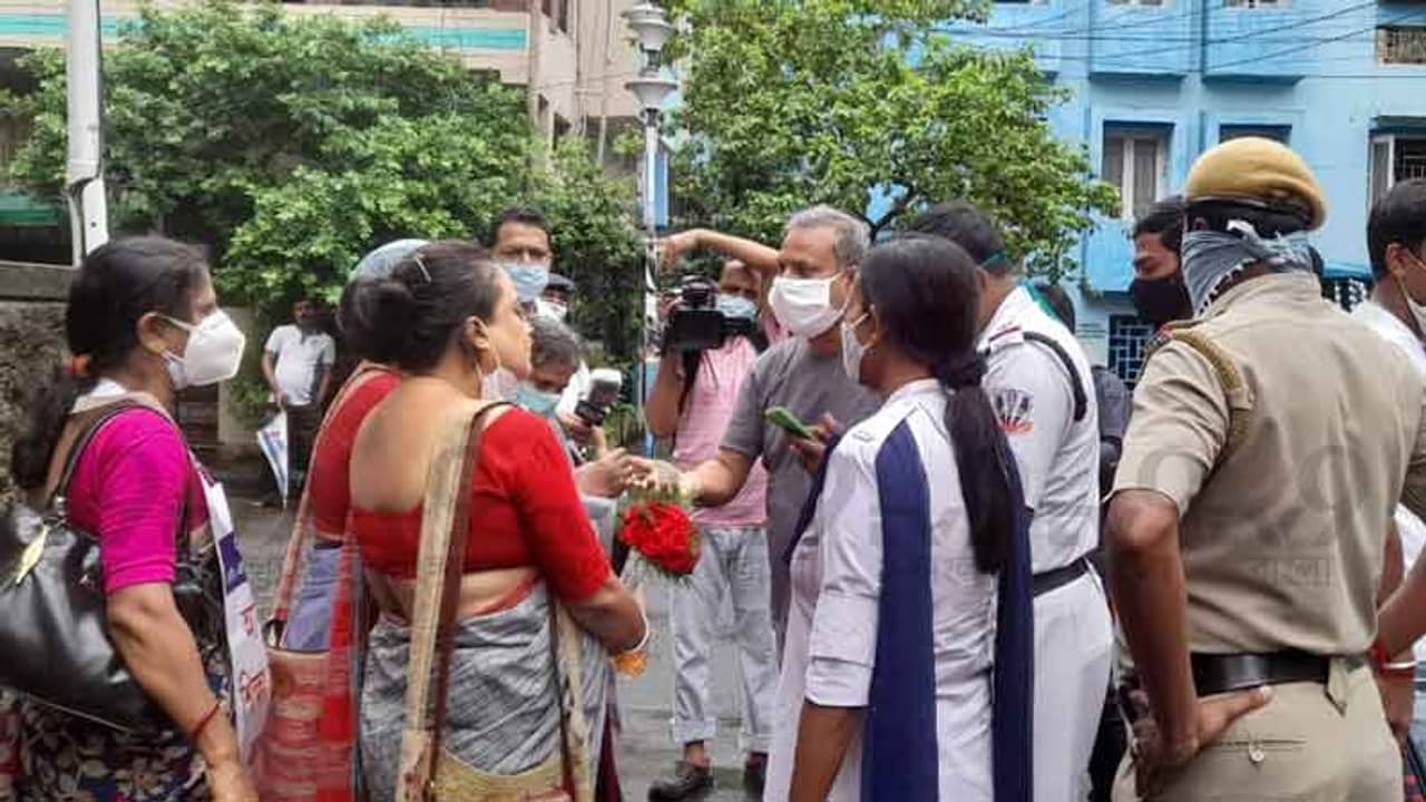ব্রাত্য বসুর বাড়ির সামনে বিক্ষোভ! হাতে লাল গোলাপ নিয়ে হাজির পুরসভার শিক্ষিকারা