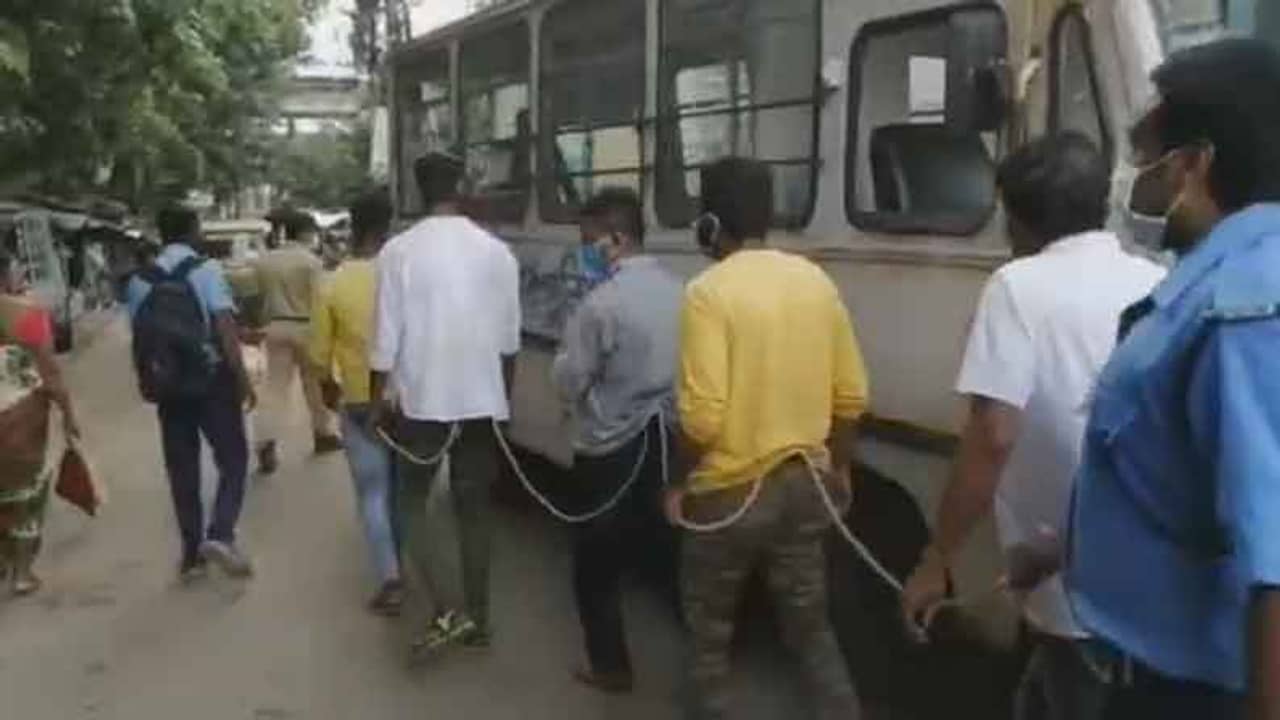 ব্যাঙ্ক থেকে লোন করিয়েও দিতেন ওঁরা, তবে গ্রাহক টাকা হাতে পাওয়ার আগেই কাজ হাসিল! প্রতারণার নয়া নজির