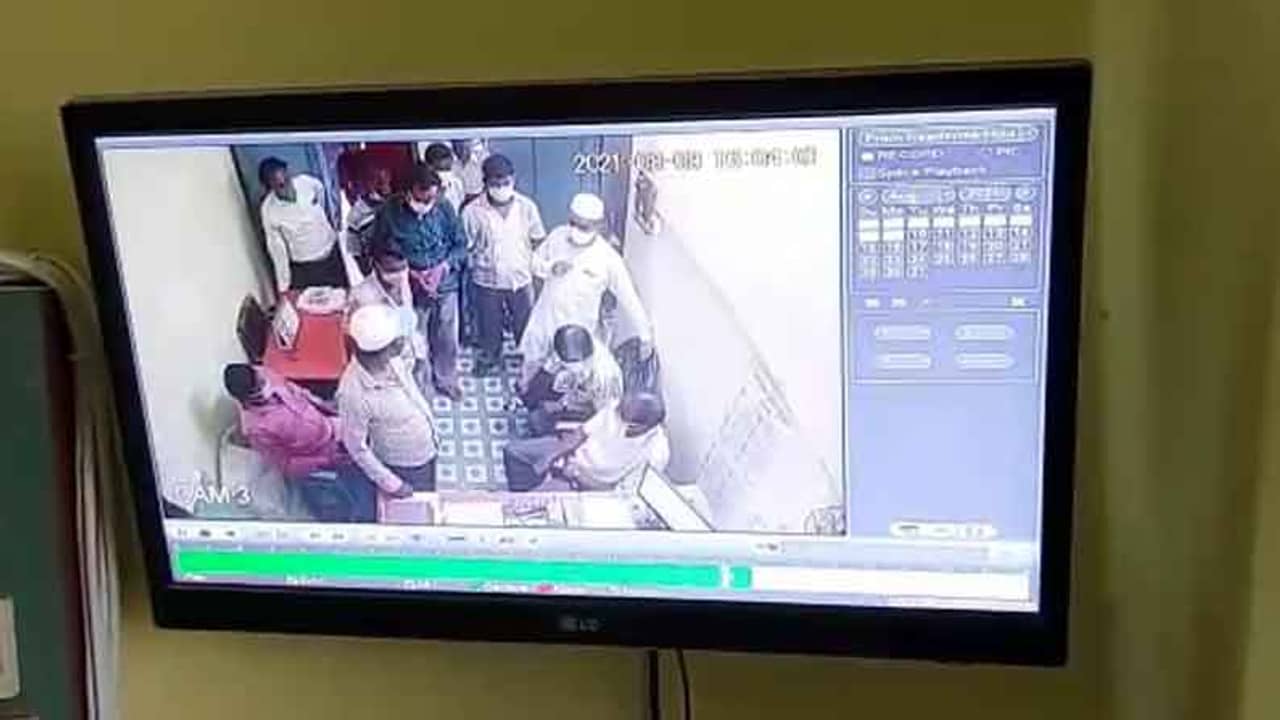 পঞ্চায়েতে ঢুকে প্রথমে প্রধানকে শাসালেন তৃণমূল নেতা! সিসি ক্যামেরায় ধরা রইল বাকি দৃশ্য