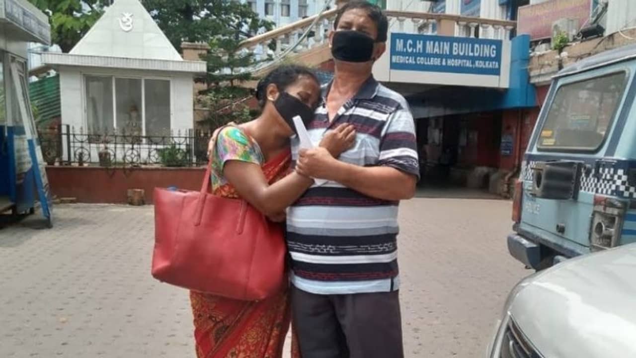 বছর ঘুরতে হাতে এল রিপোর্ট, মৃত শুভ্রজিৎ কোভিড নেগেটিভ! ডুকরে কেঁদে উঠলেন বাবা-মা