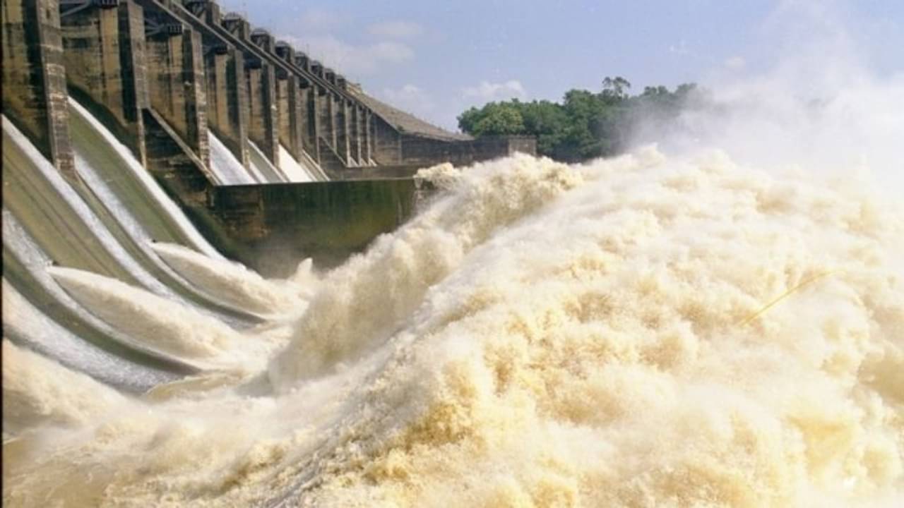 ম্যান মেড বন্যা পরিস্থিতিতেই প্রায় ৬০হাজার কিউসেক জল ছাড়ল দুর্গাপুর ব্যারেজ