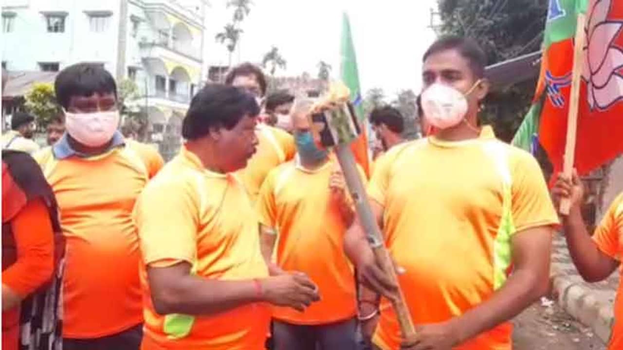 বিজেপির মশাল মিছিল আটকে দিল পুলিশ!