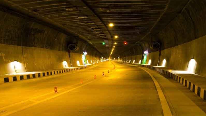 ভারতের দীর্ঘতম রোড টানেল এটি। ৯.৩৪ কিলোমিটার জুড়ে বিস্তৃত। ২০১৭ সালে উদ্বোধন হয়েছিল এই টানেল। এখানে দু'টি টিউব সমান্তরালে তৈরি হয়েছে। এই টানেলের একাধিক নাম রয়েছে। যেমন- Chenani Nashri Tunnel, Patnitop Tunnel and  Syama Tunnel। 
