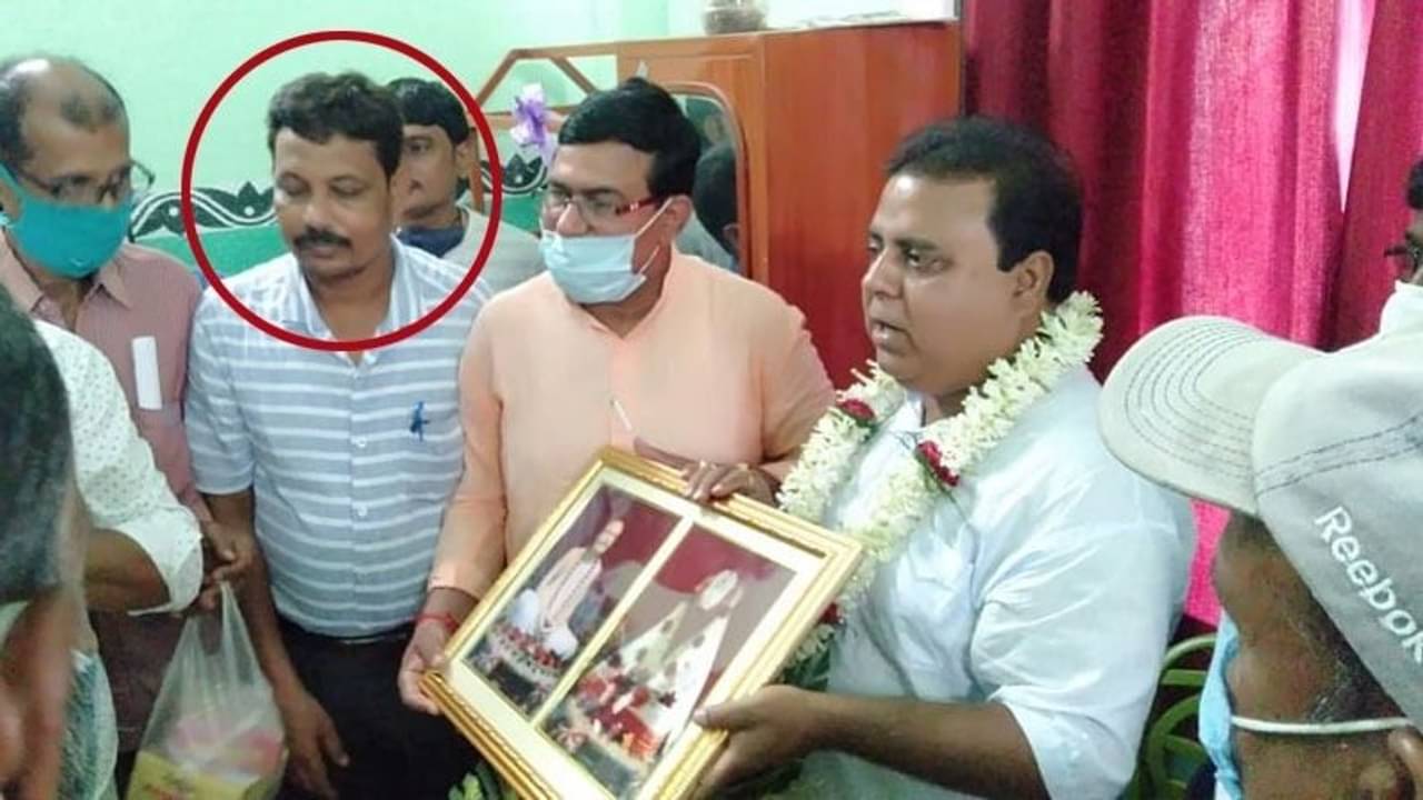 বিধায়কের সঙ্গে দিব্যি পোজ দিয়ে ছবি তুলছেন, এদিকে পুলিশের খাতায় ফেরার!