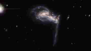 তিনটি ছায়াপথের লড়াই! Hubble Space Telescope- এ ধরা পড়ল মহাকাশের অদ্ভুত দৃশ্য