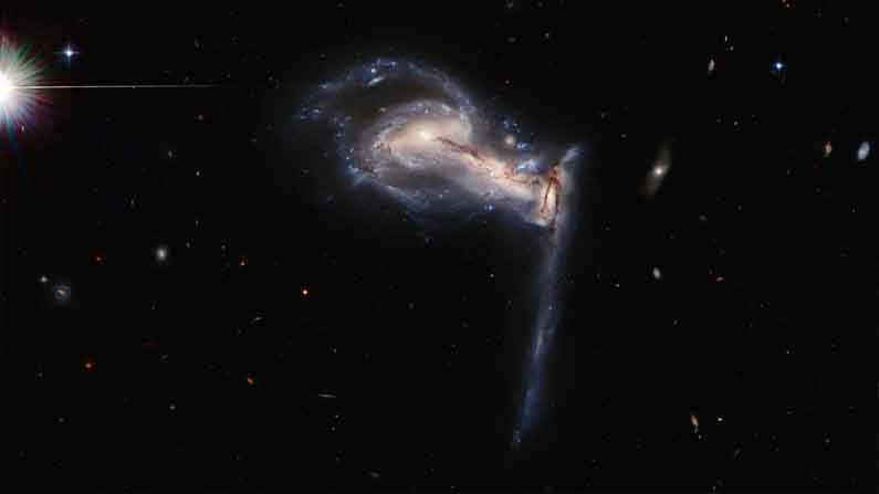 তিনটি ছায়াপথের লড়াই! Hubble Space Telescope- এ ধরা পড়ল মহাকাশের অদ্ভুত দৃশ্য