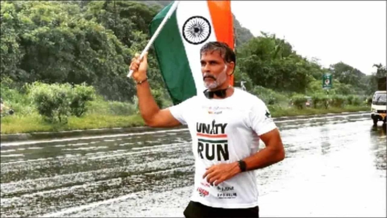 Milind Soman: স্বাধীনতা দিবসের দিন জাতীয় পতাকা হাতে নিয়ে ৫৬ কিমি দৌড়লেন মিলিন্দ