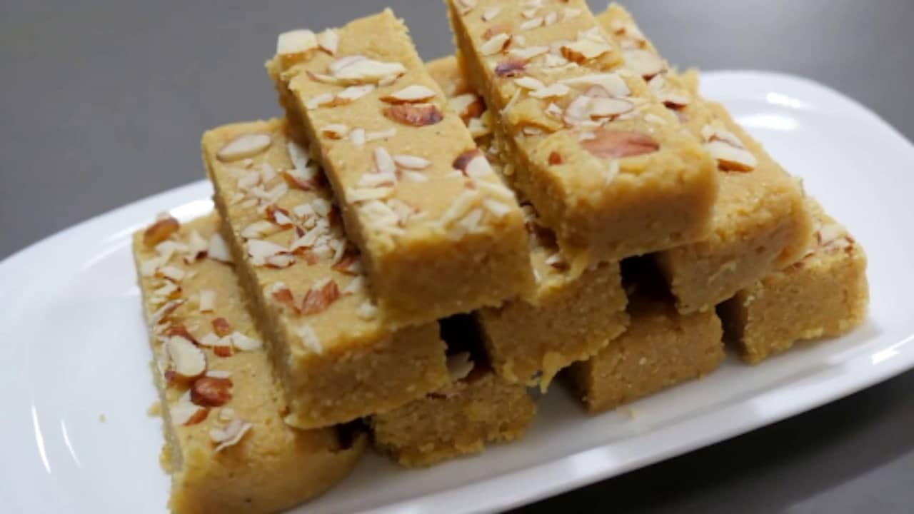 Raksha Bandhan Special Dish: রাখীর দিনে নিজের ভাই বা বোনকে বাড়িতে বানানো নারকেল বরফি মিষ্টি খাওয়ান
