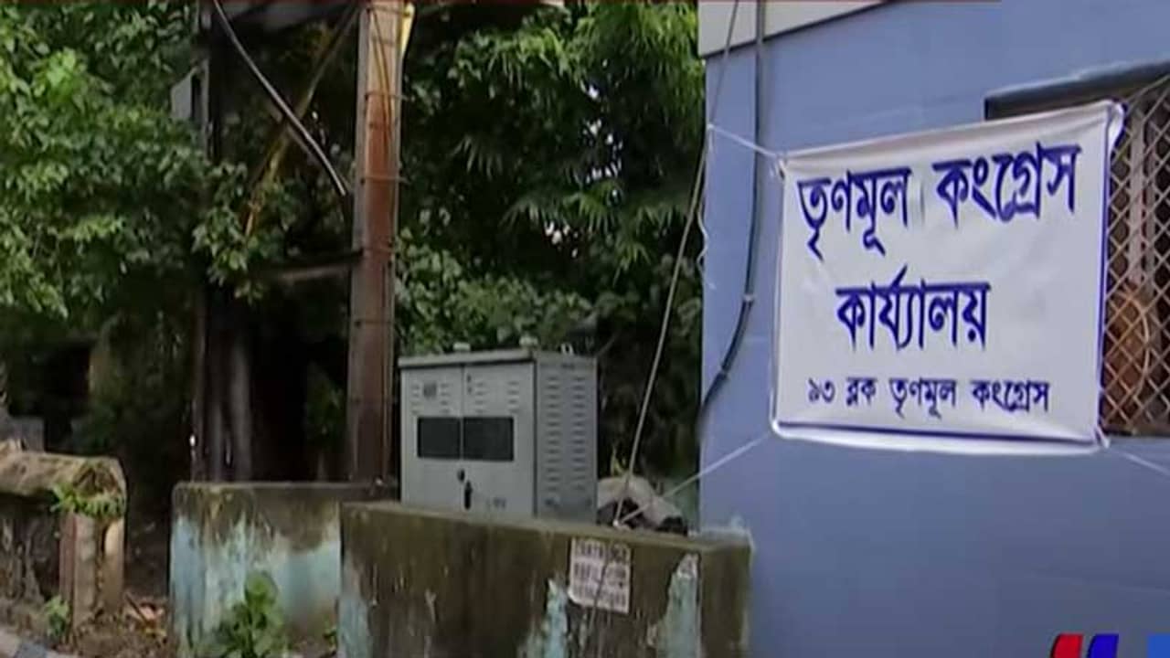 দক্ষিণ কলকাতায় দিনে দুপুরে উধাও পার্ক, ঝুলছে তৃণমূল কংগ্রেস কার্যালয় লেখা ফ্লেক্স!