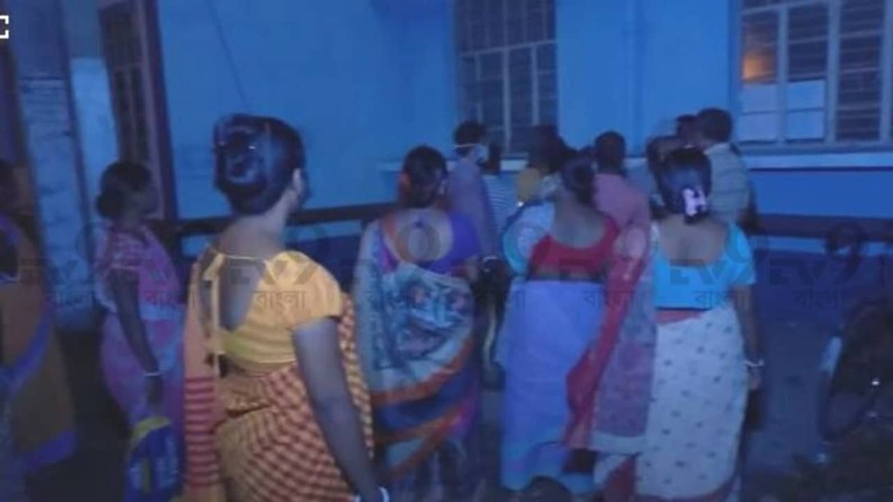 বাড়িতে এসে টিকা দিলে বাচ্চা নিয়ে চিন্তা হয় না, দীর্ঘ লাইনে অপ্রাপ্ত টিকা, সমস্যায় মায়েরা