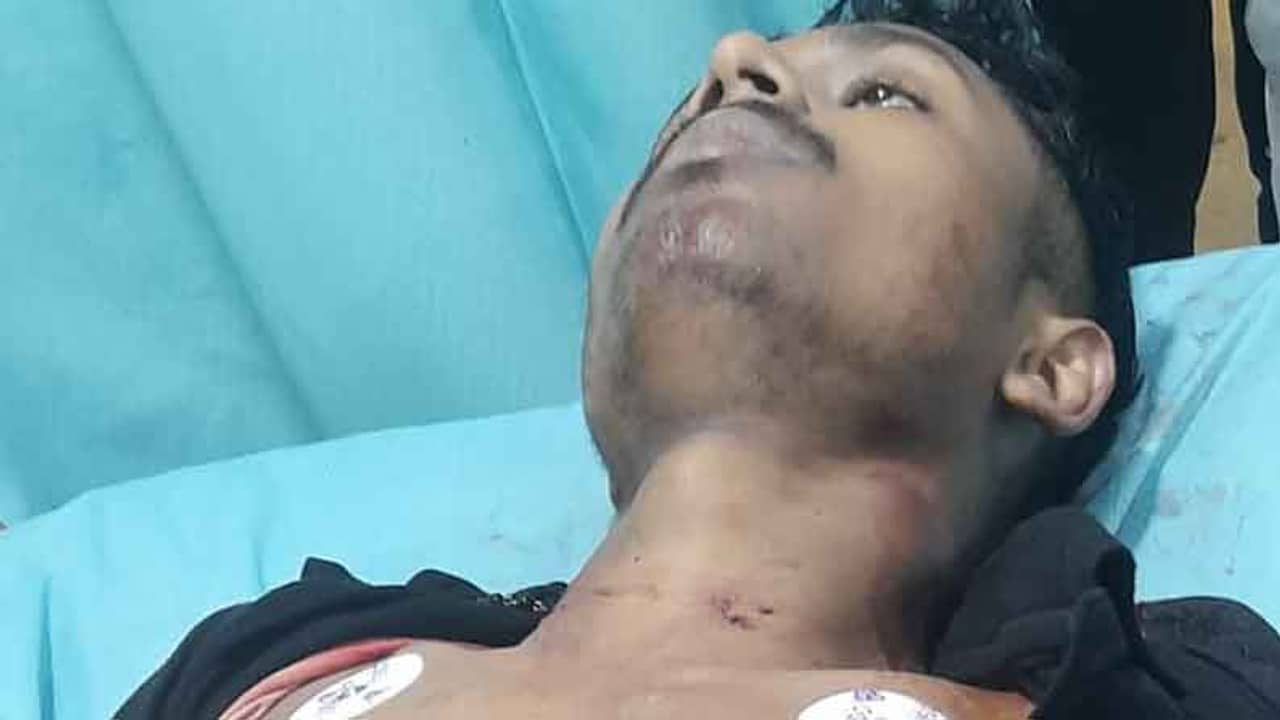 হোটেলে আড্ডার ফাঁকেই উঠে বাথরুমে গিয়েছিলেন যুবক, দরজার নীচ থেকে বেরিয়ে এল টাটকা রক্ত!