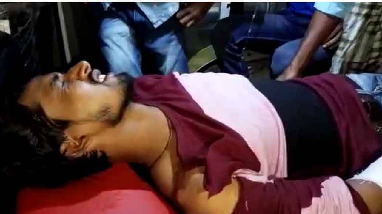 এই তোমরা রাস্তাতে এসব কী করছো? টর্চের আলো ফেলতেই বছর বারোর কিশোরীর প্রেমিক চালাল গুলি