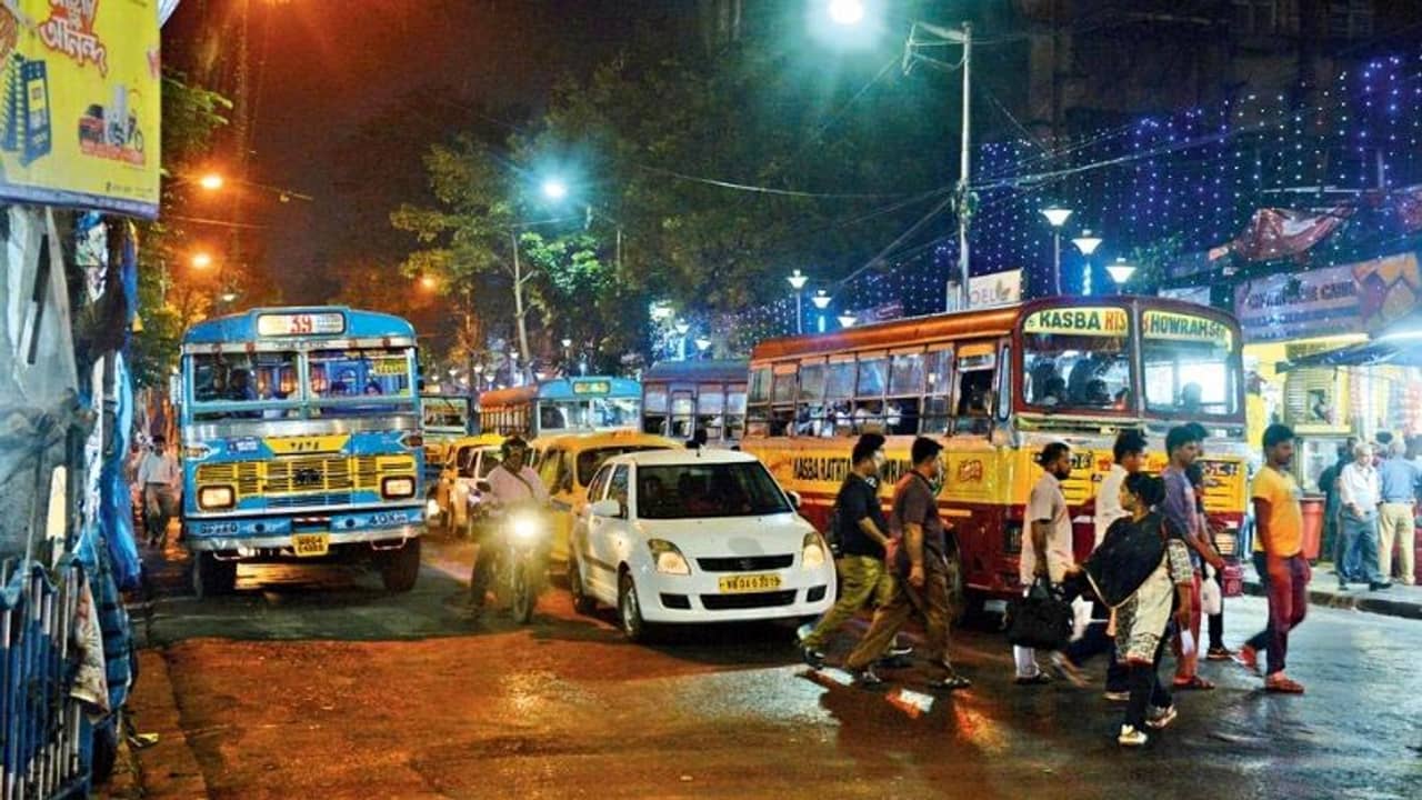 সন্ধ্যা নামলেই ভ্যানিশ হয়ে যাচ্ছে বাস, অ্যাপ ক্যাবে টাকা গুনতে নাভিশ্বাস নিত্যযাত্রীদের