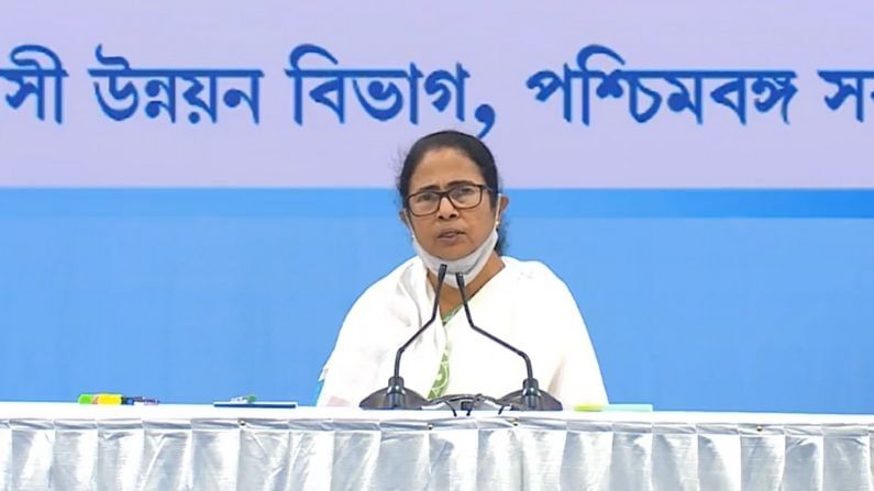 শুধু অভিযোগ করেই মন্ত্রী তথা সাঁওতালি ছবির এই তারকা থেমে থাকেননি। নিজের অভিযোগের স্বপক্ষে রীতিমতো প্রামাণ্য নথিপত্রও সঙ্গে করে নিয়ে এসেছিলেন মন্ত্রী। বৈঠকে উপস্থিত শাসক শিবিরের বিধায়ক রাজীব লোচন সোরেন এবং সমাজকর্মী শিব শংকর সোরেনও এই অভিযোগকেই সমর্থন করেন বলে জানাচ্ছে সূত্র। আরও খবর, বৈঠকে উপস্থিত বিজেপি বিধায়ক মনোজ টিগ্গাও শংসাপত্র জালিয়াতির বিষয়টি মুখ্যমন্ত্রীর নজরে আনতে চেয়েছিলেন। কিন্তু তাঁর আগেই বিষয়টি মুখ্যমন্ত্রীর কাছে উত্থাপন করেন বিরবাহা হাঁসদা। (ছবি-ফেসবুক)