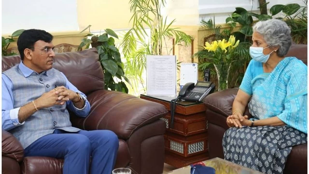 কোভ্যাকসিনে WHO-এর অনুমোদন কি শুধু সময়ের অপেক্ষা? কেন্দ্রীয় স্বাস্থ্যমন্ত্রীর সঙ্গে বৈঠকে সংস্থার মুখ্য বিজ্ঞানী