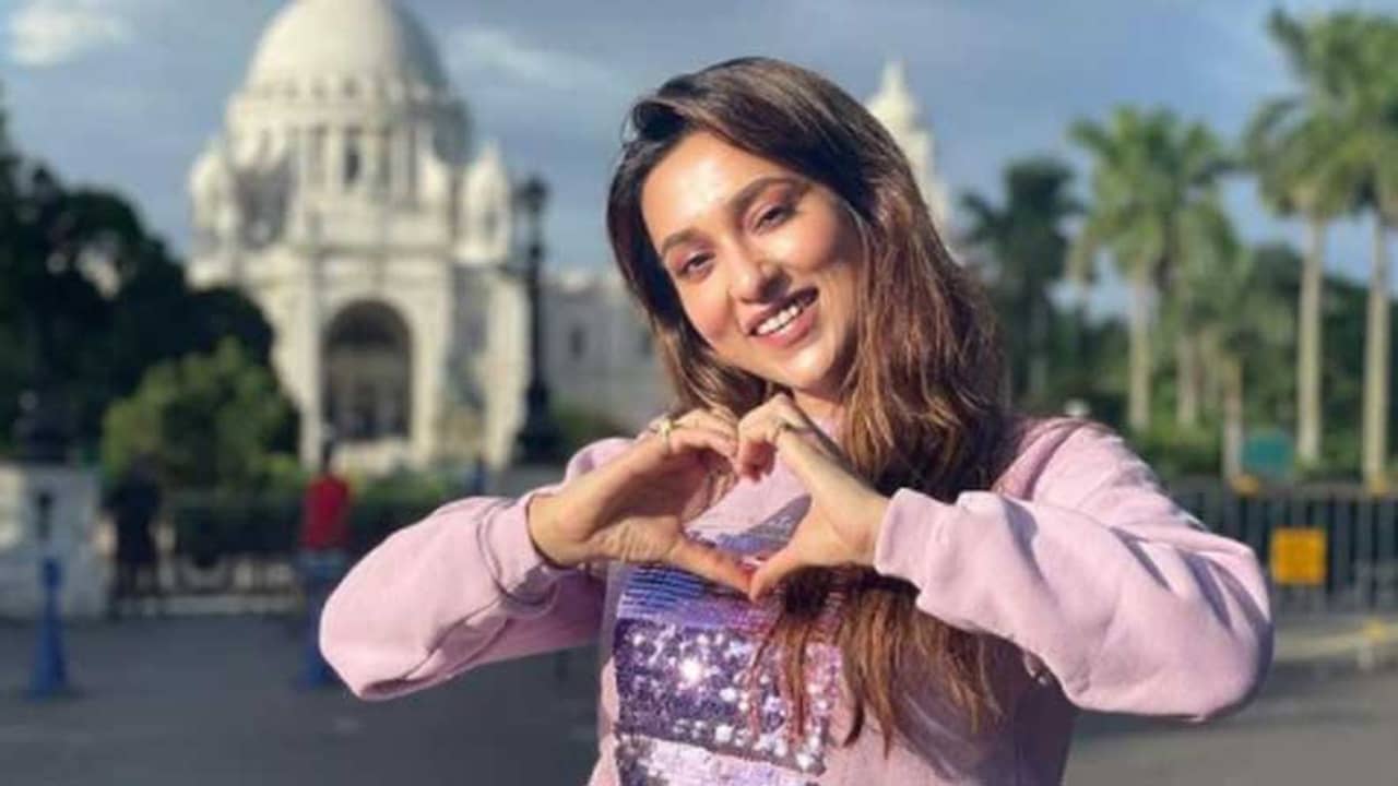 মিমির বন্ধু তালিকায় টলিউডের দুই নায়িকা! কারা রয়েছেন?