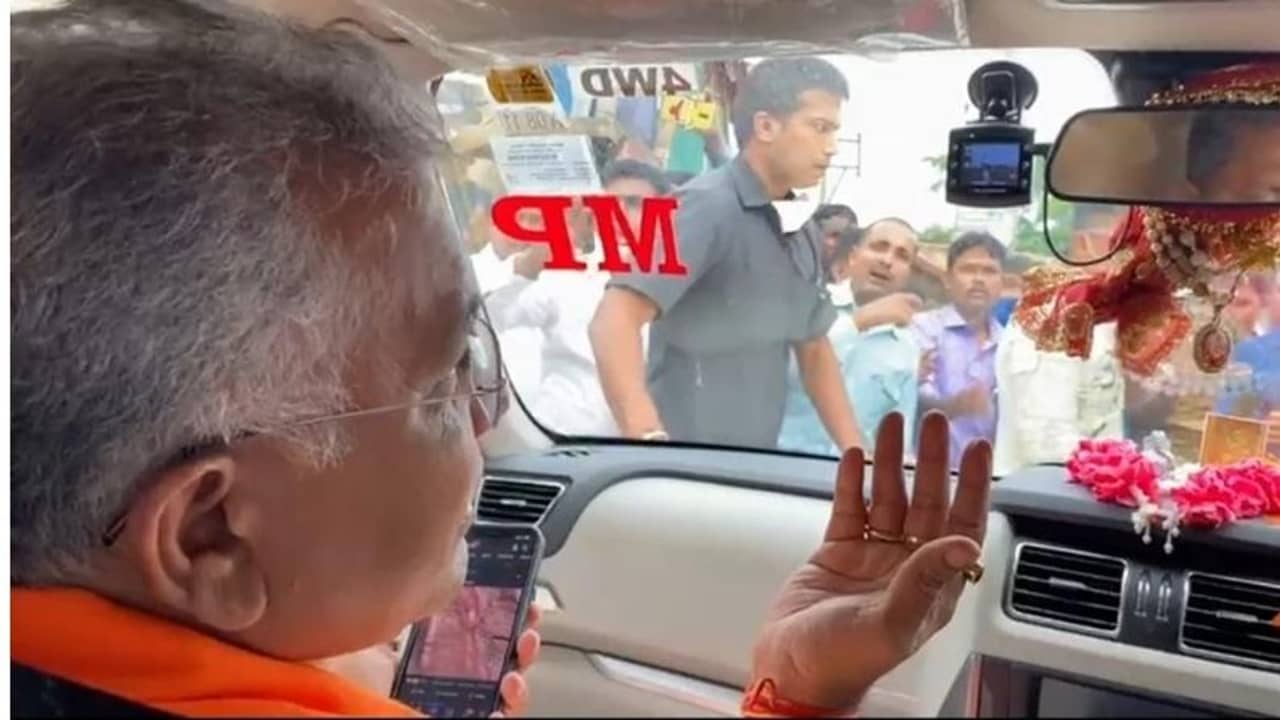 তিন বছর কোথায় ছিলেন? গাড়ির বাইরে তুমুল উত্তেজনা, নির্লিপ্ত দিলীপ বললেন...