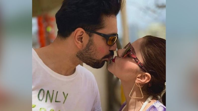 সি-বিচ আর মনোকিনিতে তিনি উজ্জ্বল। তাঁকে যোগ্য সঙ্গত দিলেন অভিনবও। হাতে ঝুলতে দেখা গেল মাস্কও। 