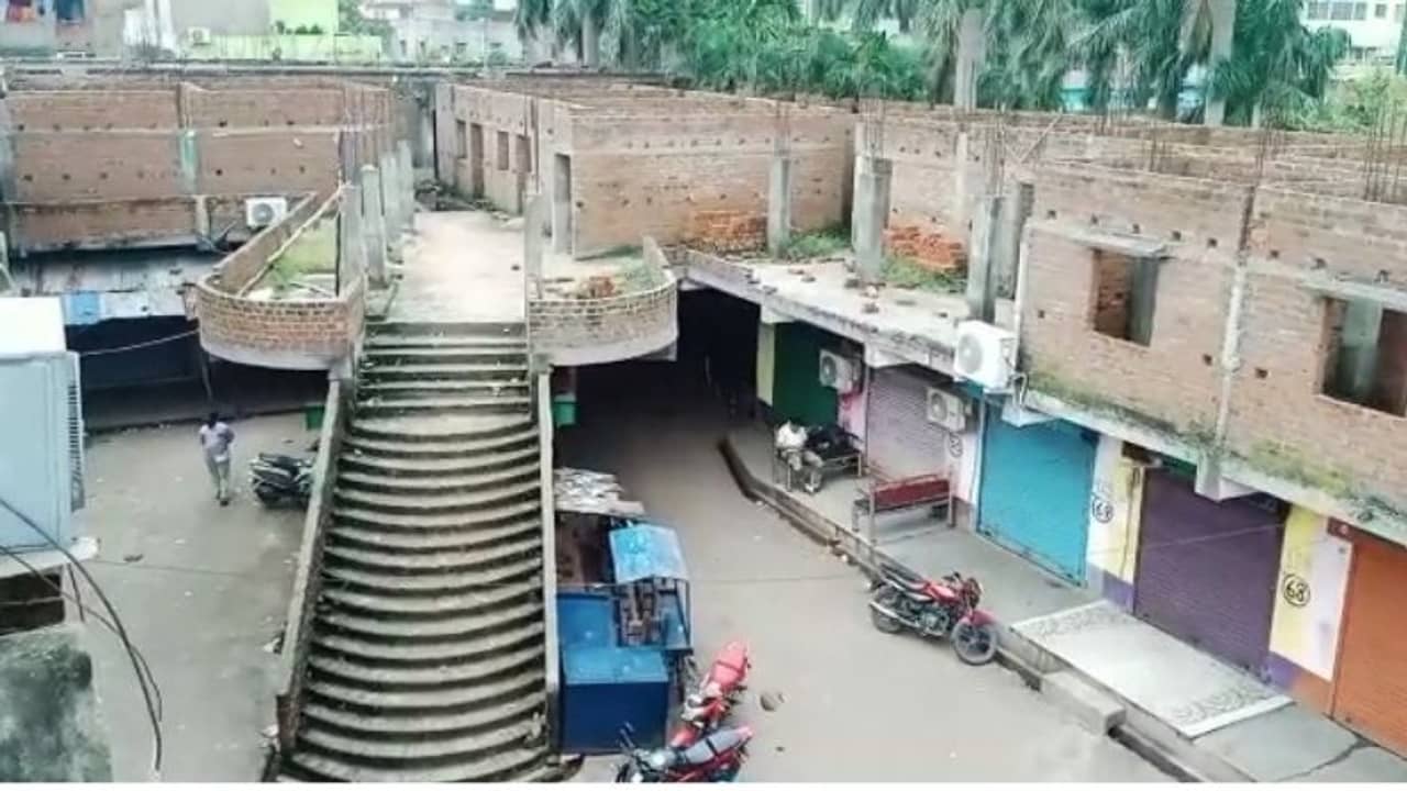 এ তো অট্টালিকা! নিষিদ্ধপল্লিতে নাবালিকা উদ্ধার করতে গিয়ে হাঁ পুলিশ, এখানেও কাটমানি?