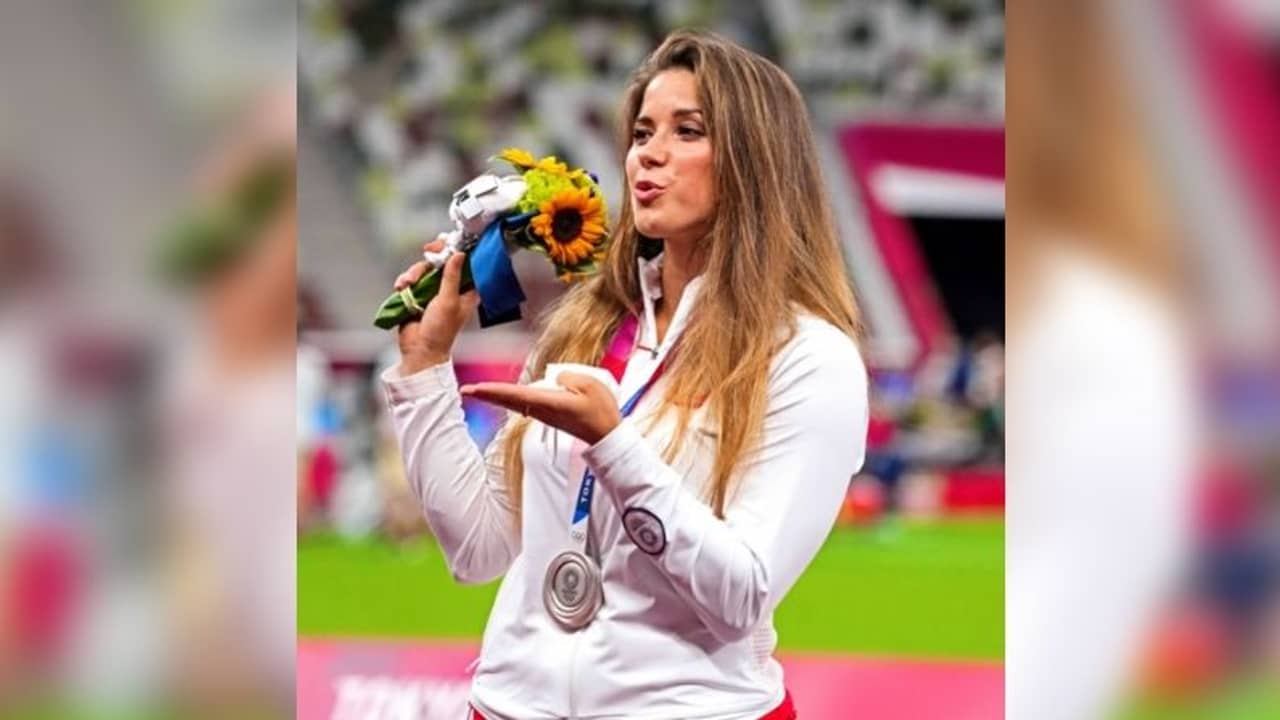 Maria Andrejczyk: আট মাসের শিশুর চিকিৎসার জন্য অলিম্পিক পদক নিলামে তুললেন মারিয়া