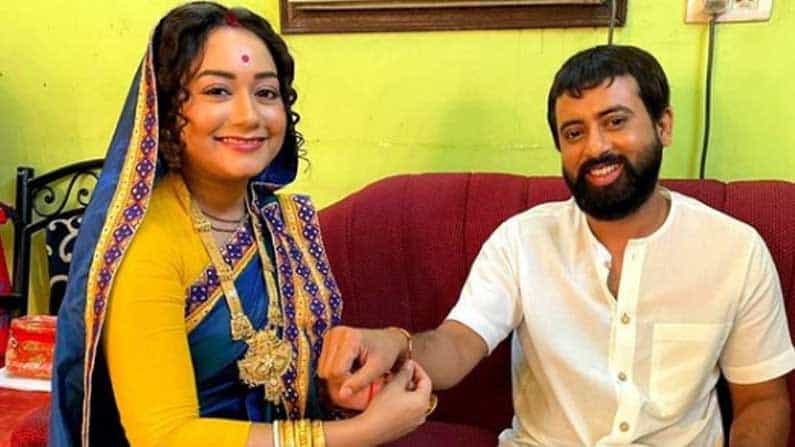 অনস্ক্রিন ‘রামকৃষ্ণদেব’কে রাখি পরালেন প্রমিতা, শেয়ার করলেন ভিডিয়ো অনস্ক্রিন ‘রামকৃষ্ণদেব’কে রাখি পরালেন প্রমিতা, শেয়ার করলেন ভিডিয়ো