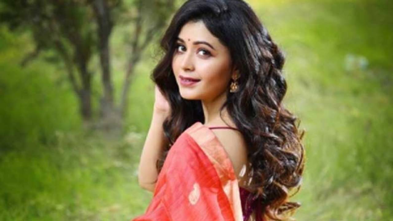 বাবার সঙ্গে নতুন করে আলাপ করালেন ঋতাভরী, শেয়ার করলেন ছবি