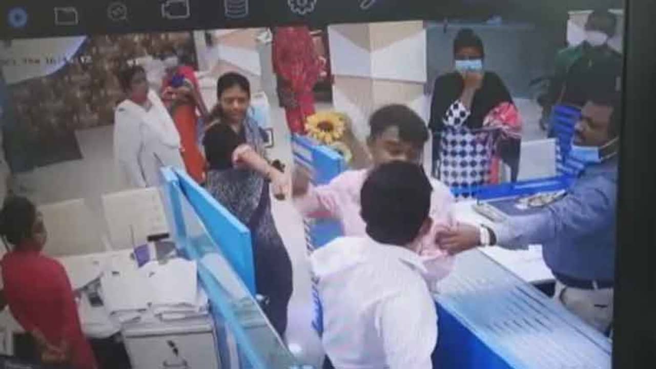 ভর্তি লোকের মাঝেই ব্রাঞ্চে গ্রাহকের ঘৃণ্য আচরণের শিকার ব্যাঙ্ক কর্মী! অনান্য মহিলারাও স্তম্ভিত