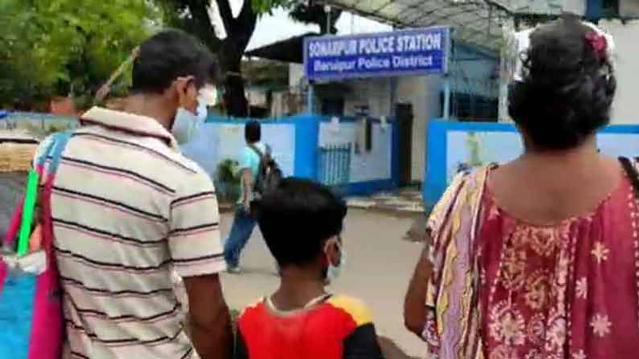 মাও আমার গলা টিপে ধরেছিল..., বাড়ি থেকে এক ছেলেকে উত্খাত করার লড়াইয়ে সামিল মা-ও!