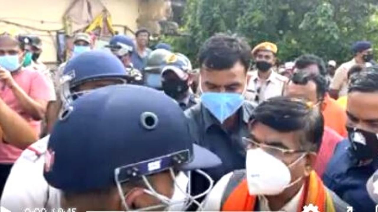 বাঁকুড়া:  ফের শহিদ সম্মান কর্মসূচিতে 'পুলিশি লাঠি'। আটকে দেওয়া হল কেন্দ্রীয় শিক্ষা প্রতিমন্ত্রী সুভাষ সরকারের কর্মসূচি, অভিযোগ এমনটাই। সোমবার বাঁকুড়ার রানিবাঁধ থানা এলাকার হলুদকানালীর ঘটনা। প্রতিবাদে, মন্ত্রীর সঙ্গেই পথে বসে অবরোধ বিজেপি নেতা-কর্মীদের।