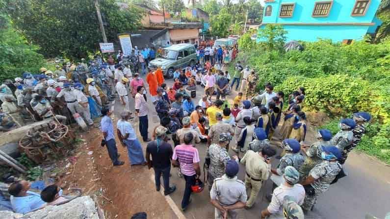 রাজ্যে 'তালিবান শাসন' চলছে বলে অভিযোগ মন্ত্রী সুভাষ সরকারের। তাঁর কথায়, "পুলিশ ইচ্ছে করে আমাদের পথ রোধ করেছে। রাজ্যে তালিবান শাসন চলছে। পশ্চিমবঙ্গে কোনও আইনের শাসন নেই।" পাল্টা, জেলা তৃণমূল চেয়ারম্যান শ্যামল সাঁতরা বলেন, "শহিদদের বাড়ি যাওয়ার নাম করে জঙ্গলমহল এলাকায় অশান্তি ছড়ানোর চেষ্টা করছেন কেন্দ্রীয় মন্ত্রী। একটা বিভ্রান্তিকর পরিস্থিতি তৈরি করে খবরে আসার চেষ্টা করছেন। তাই পুলিশ সতর্ক হয়ে পদক্ষেপ করেছে।"