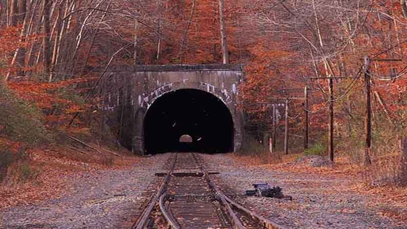 Sangaldan Railway Tunnel দেশের দ্বিতীয় দীর্ঘতম রেলওয়ে টানেল। এর বিস্তার ৭.১ কিলোমিটার। ২০১০ সালে এই টানেল খোলা হয়েছিল। জম্মু-কাশ্মীরে রয়েছে এই রেলওয়ে টানেল। 