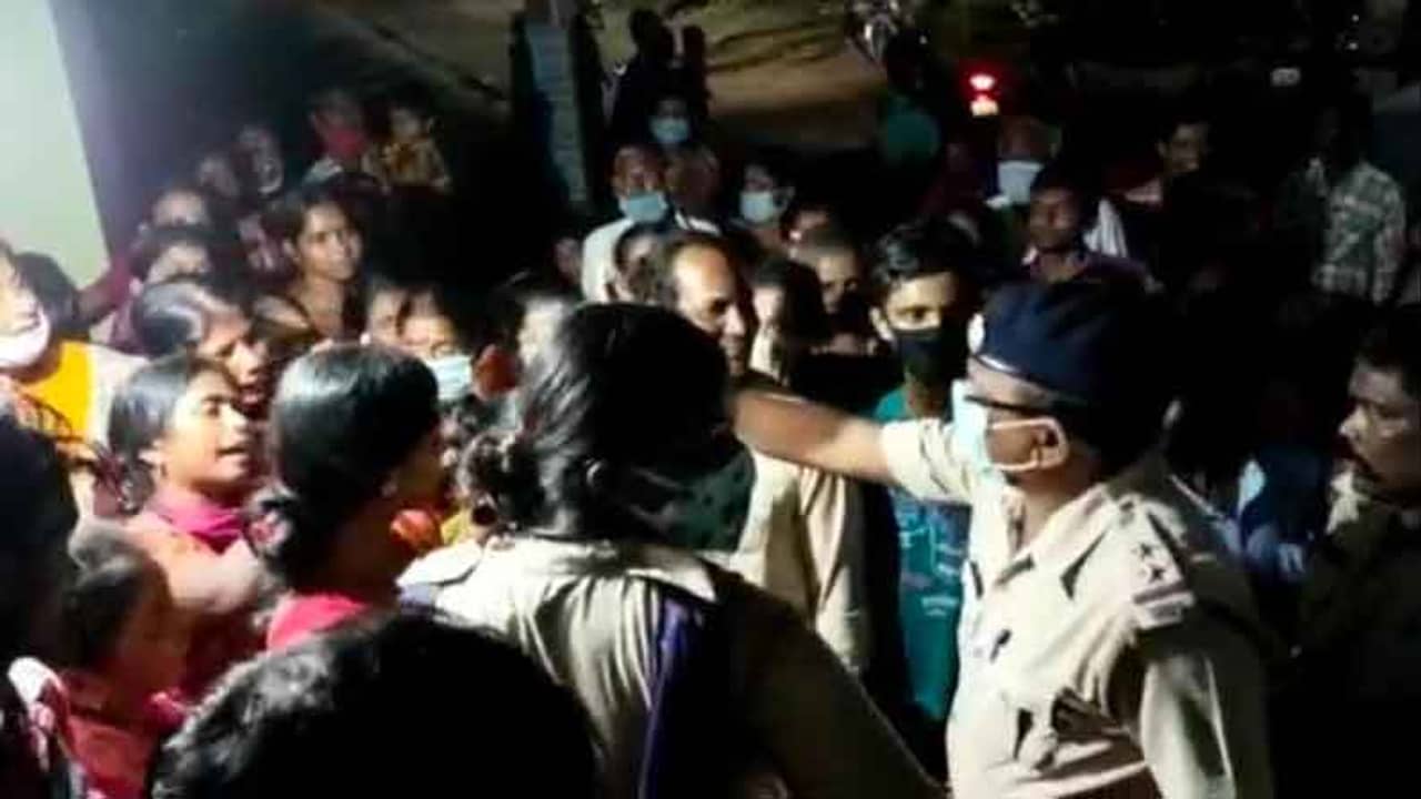 বাইরে ঠায় দাঁড়িয়ে ঘণ্টা সাতেক! মুখের ওপর জানলা বন্ধ করে সাফ বললেন, আজ আর নয়...