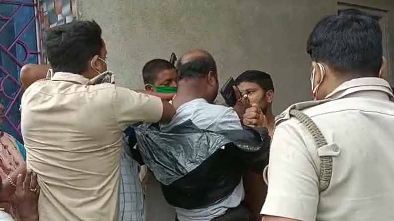 আসামি ধরতে গিয়ে মার খেতে হল পুলিশকেই! শুরু রাজনৈতিক চর্চা