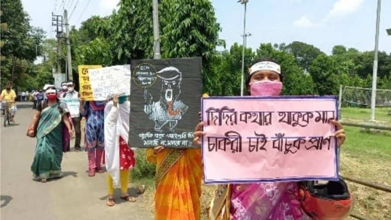 পুজোর আগে নিয়োগ না হলে বৃহত্তর আন্দোলন! জেলায় জেলায় টেট উর্ত্তীর্ণদের তীব্র বিক্ষোভ