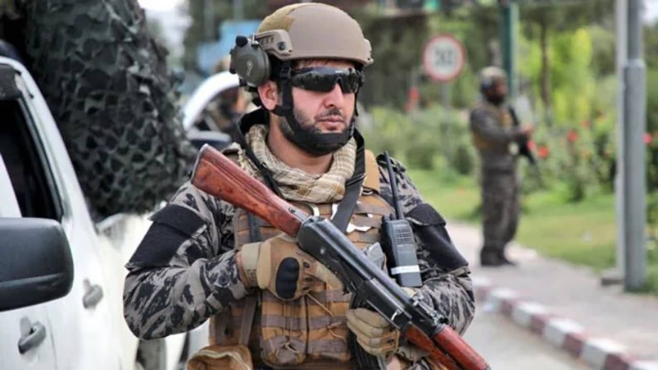 চপ্পল-সালোয়ার ছেড়ে বুট-জ্যাকেটে সজ্জিত তালিবান! মার্কিন উচ্ছিষ্টে আধুনিক হওয়ার চেষ্টা