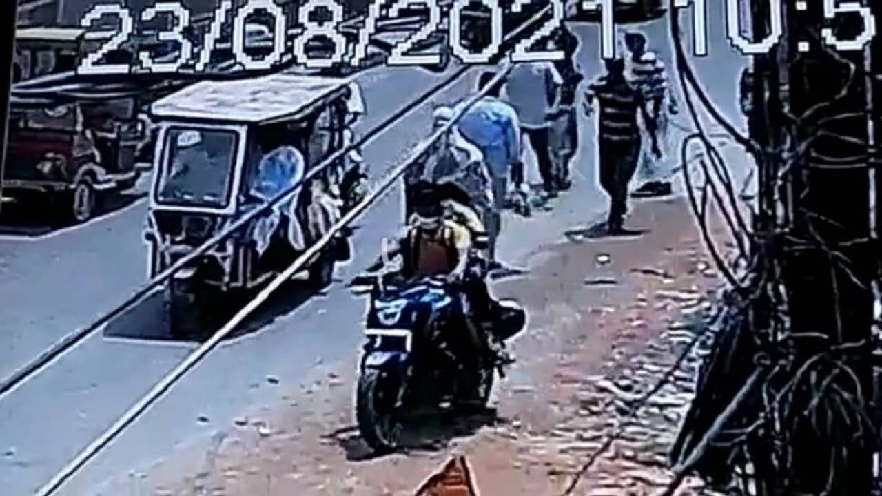 চোখে লঙ্কার গুঁড়ো ছিটিয়ে ১০ লাখ টাকা নিয়ে ধাঁ! হতবাক হয়ে বসে পড়লেন প্রৌঢ়